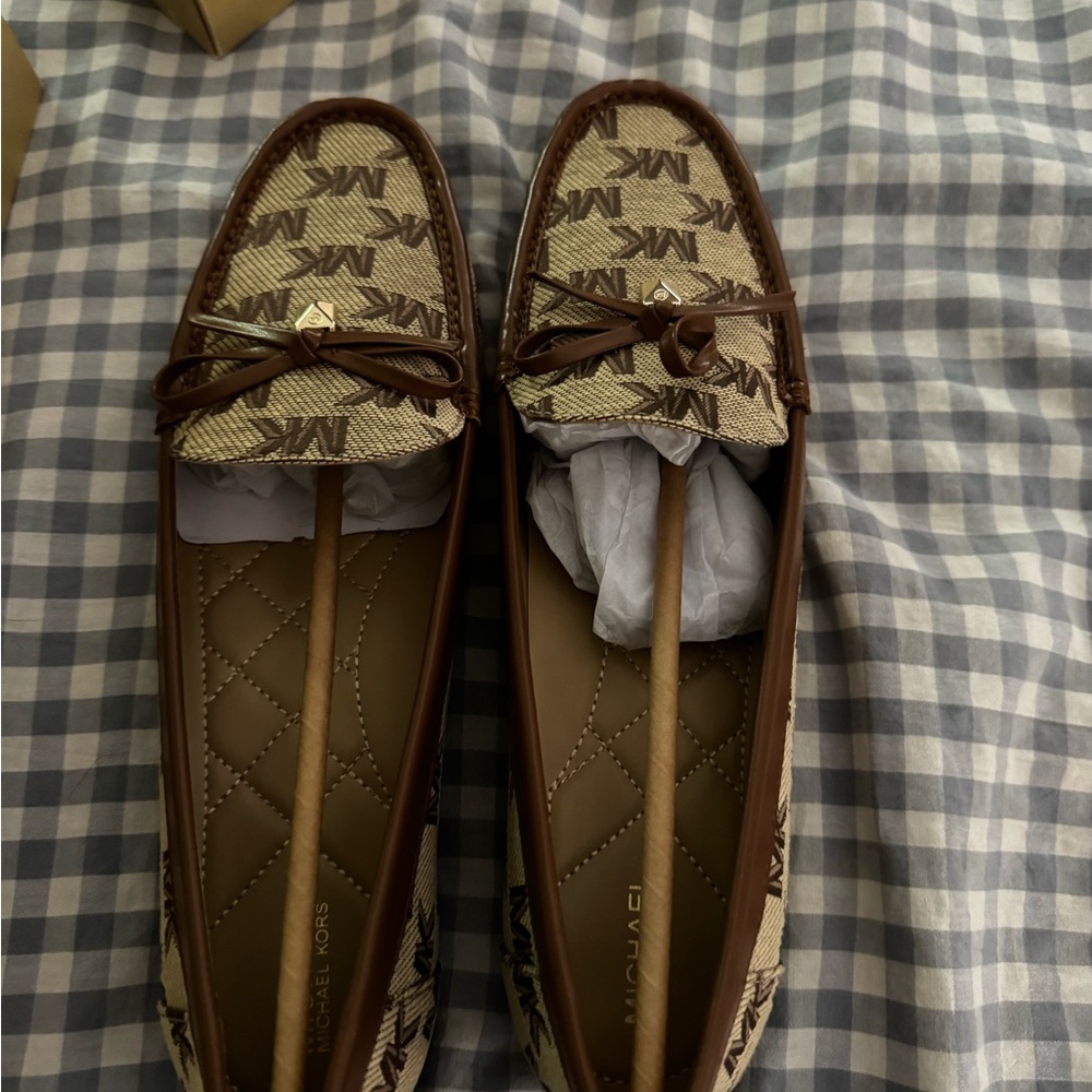 Michael Kors Juliette Moccasins – Beige/Ebony – Size 10